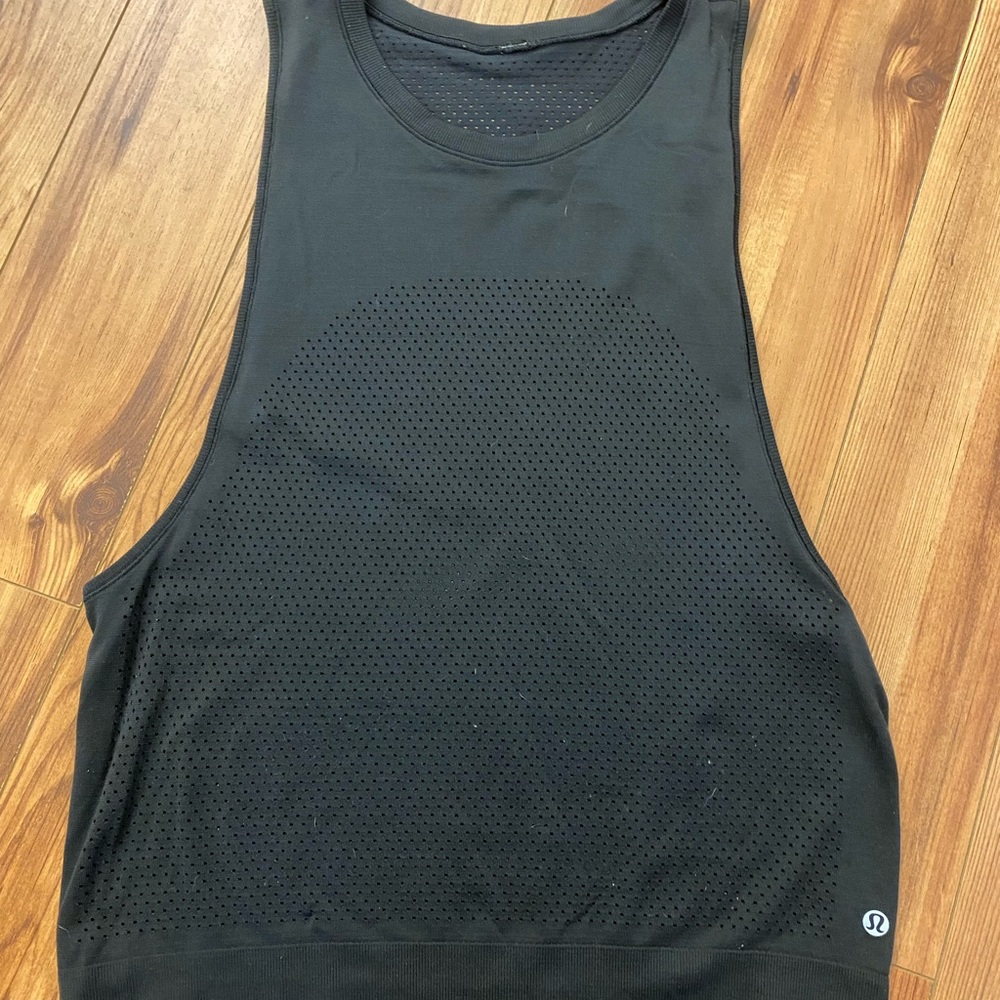Lululemon women’s muscle tank